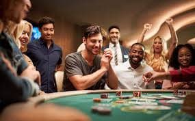 Antarmuka Teen Patti di smartphone menampilkan tangan kartu dan tombol aksi